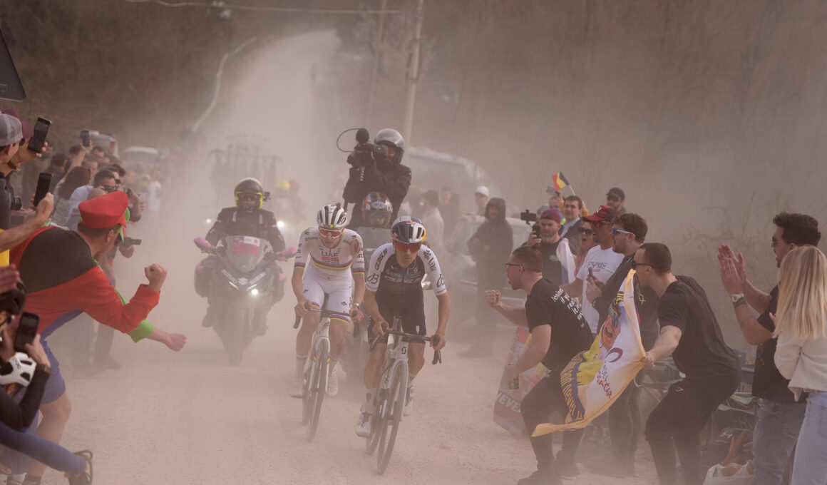 Le Britannique Tom Pidcock (Q36.5 Pro Cycling Team) et le Slovène Tadej Pogacar (UAE Team Emirates XRG) en tête des Strade Bianche, le 8 mars 2025 - Photo : Ferrari/La Presse/RCS Sport