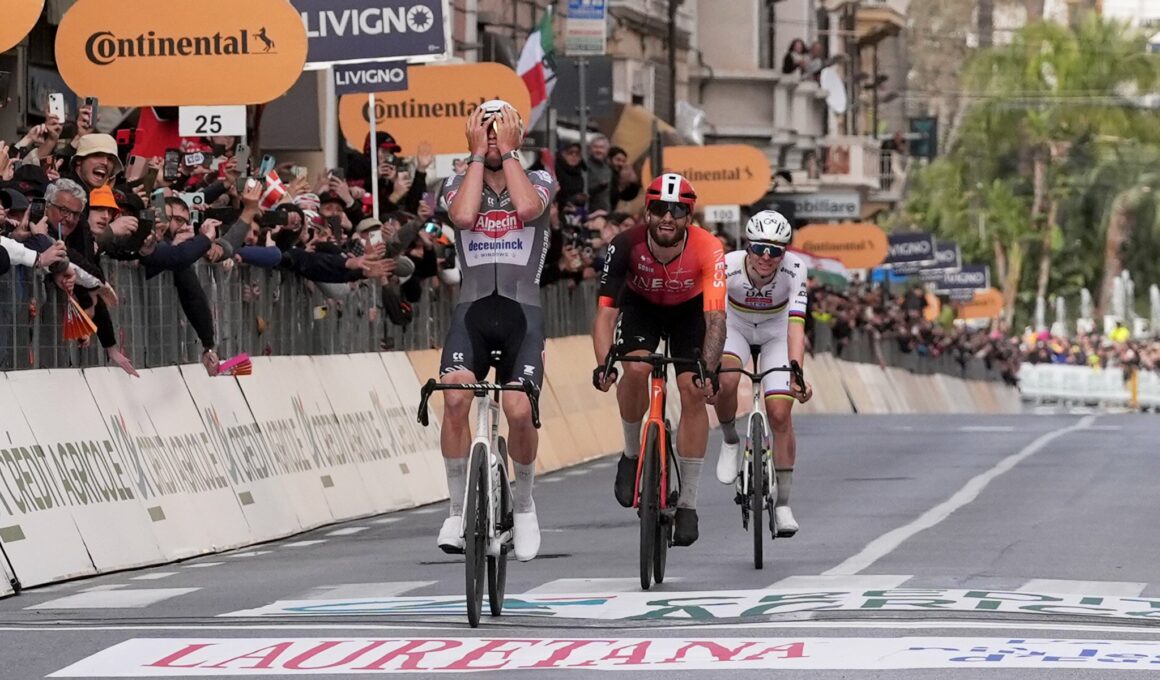 Le Néerlandais Mathieu van der Poel (Alpecin-Deceuninck) remporte l'édition masculine de Milan-Sanremo, le 22 mars 2025. - Photo : RCS Sport/Pool