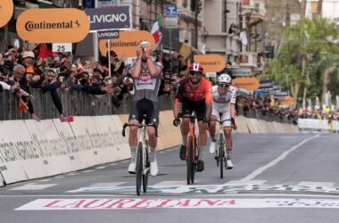 Le Néerlandais Mathieu van der Poel (Alpecin-Deceuninck) remporte l'édition masculine de Milan-Sanremo, le 22 mars 2025. - Photo : RCS Sport/Pool
