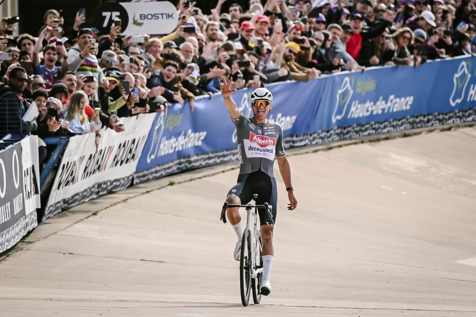 Mathieu van der Poel Vainqueur - Paris-Roubaix 2025 - ASO Pauline Ballet