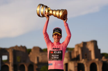 Le Britannique Simon Yates (Team Visma-Lease a Bike) soulève le trophée du vainqueur du 108e Tour d'Italie, le 1er juin 2025 - Crédit : RCS Sport/La Presse/Fabio Ferrari