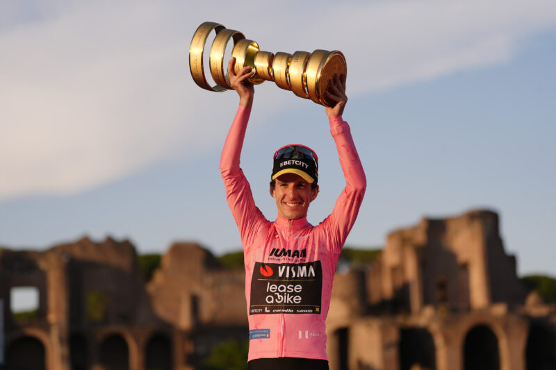 Le Britannique Simon Yates (Team Visma-Lease a Bike) soulève le trophée du vainqueur du 108e Tour d'Italie, le 1er juin 2025 - Crédit : RCS Sport/La Presse/Fabio Ferrari