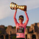 Le Britannique Simon Yates (Team Visma-Lease a Bike) soulève le trophée du vainqueur du 108e Tour d'Italie, le 1er juin 2025 - Crédit : RCS Sport/La Presse/Fabio Ferrari