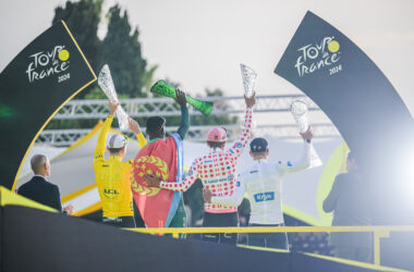 Le Slovène Tadej Pogacar maillot jaune, l'Érythréen Biniam Girmay, l'Équatorien Richard Carapaz et le Belge Remco Evenepoel sur le podium final du Tour de France 2024, le 21 juillet 2024 à Nice. - Photo : ASO/Charly Lopez