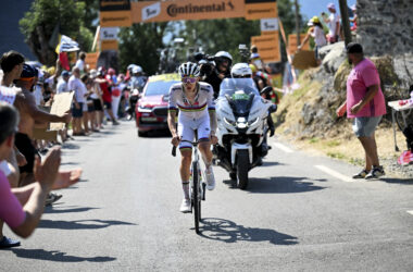 Le champion du monde Tadej Pogacar (UAE Team Emirates) en route pour la victoire sur la 12e étape du Tour de France, le 17 juillet 2025, sur les pentes d'Hautacam. - Photo : ASO/Billy Ceusters