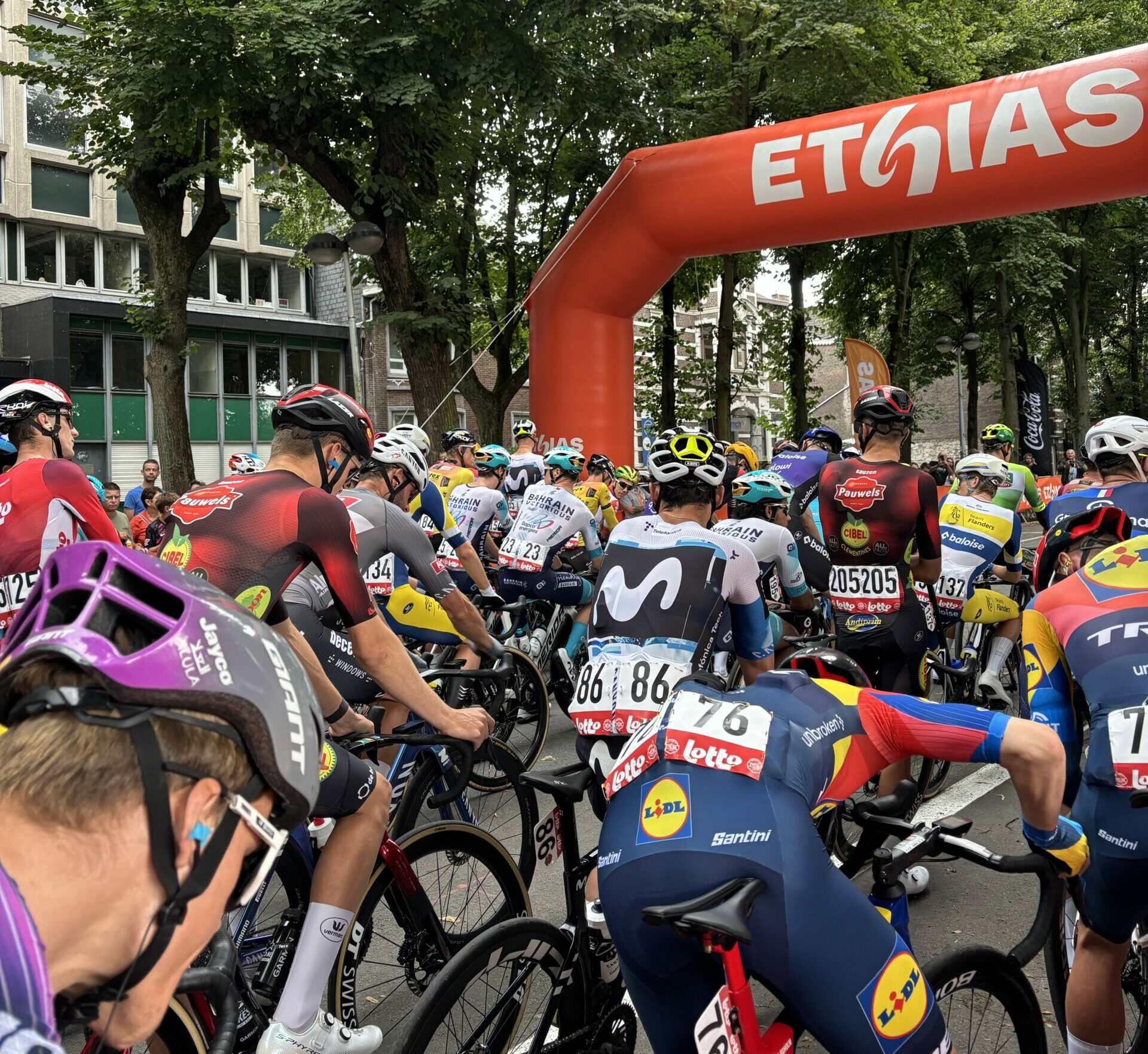 Le peloton au départ de la 2e étape du Tour de Wallonie, le 27 juillet 2025 - Photo : Grégory Ienco/CyclismeRevue