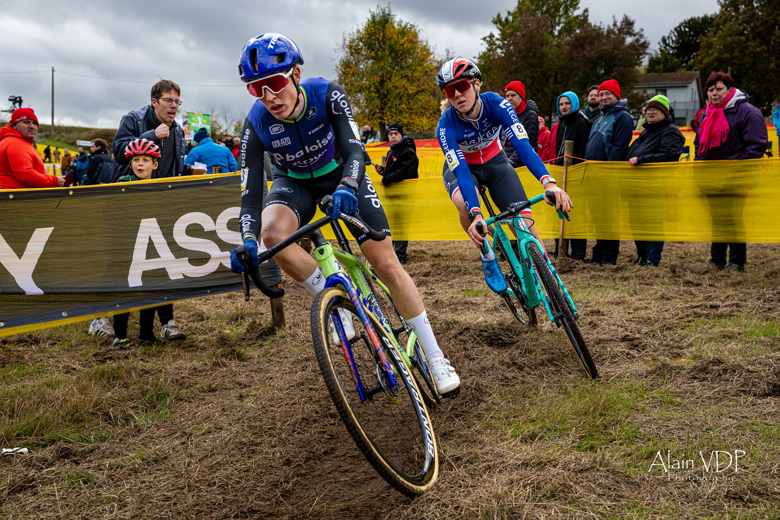 La Néerlandaise Lucinda Brand (Baloise Glowi Lions) et la championne de France Amandine Fouquenet (Arkéa-B&B Hôtels) lors du cyclo-cross d'Overijse, le 26 octobre 2025 - Photo : Alain Vandepontseele/Alain VDP Photography