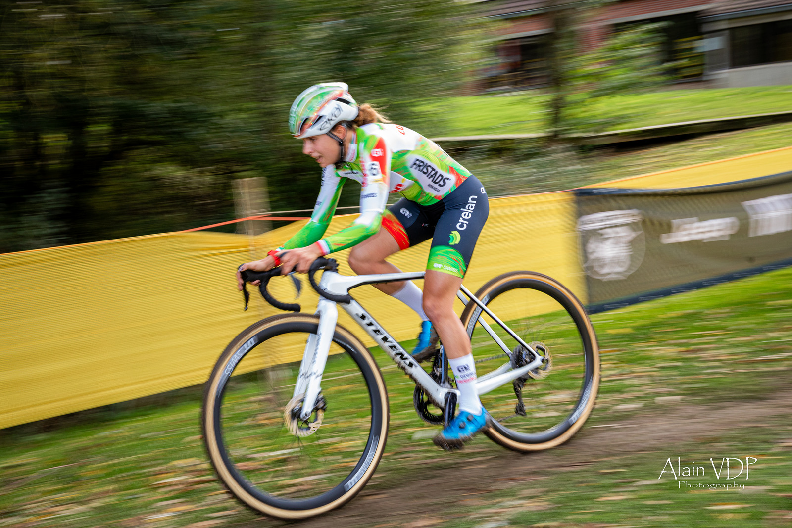 L'Italienne Sara Casasola (Crelan-Corendon) en route vers la victoire lors du cyclo-cross d'Overijse, le 26 octobre 2025 - Photo : Alain Vandepontseele/Alain VDP Photography