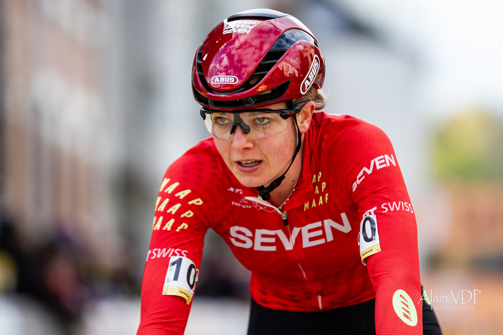 La Néerlandaise Aniek van Alphen (777 Racing) à l'arrivée du cyclo-cross d'Overijse, le 26 octobre 2025 - Photo : Alain Vandepontseele/Alain VDP Photography