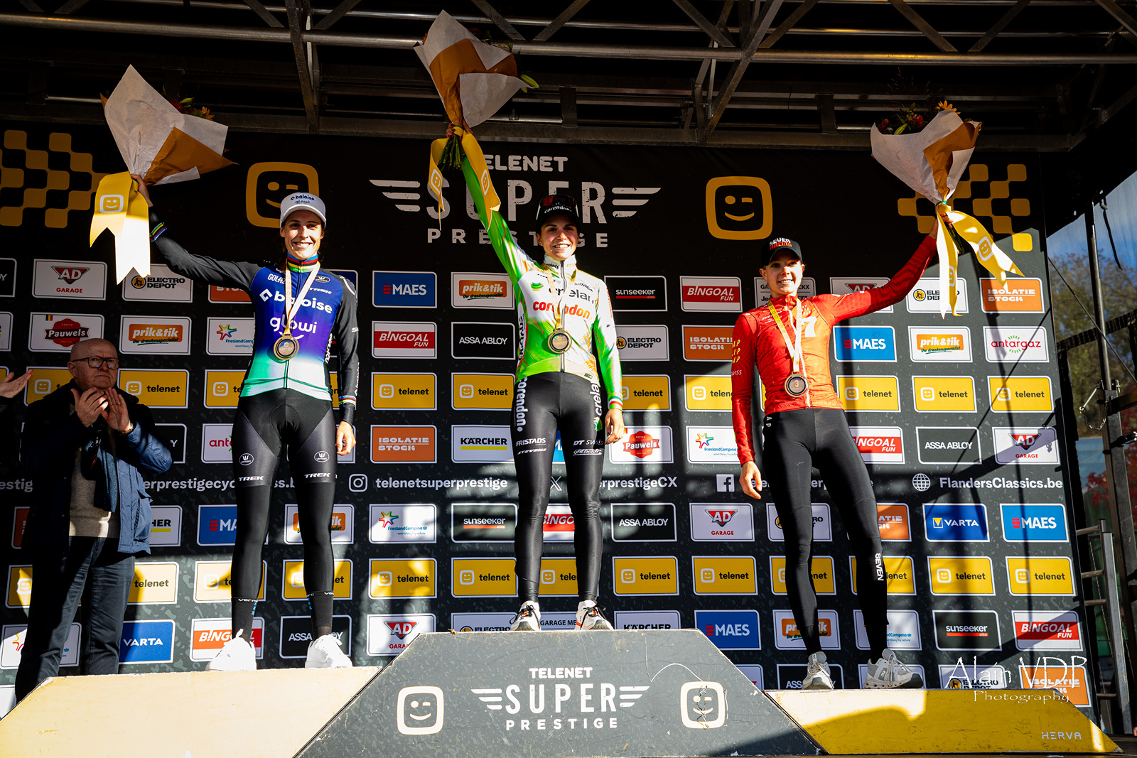 L'Italienne Sara Casasola (Crelan-Corendon) sur le podium (au centre) autour des Néerlandaises Lucinda Brand (Baloise Glowi Lions) et Aniek van Alphen (777 Racing) lors du cyclo-cross d'Overijse, le 26 octobre 2025 - Photo : Alain Vandepontseele/Alain VDP Photography
