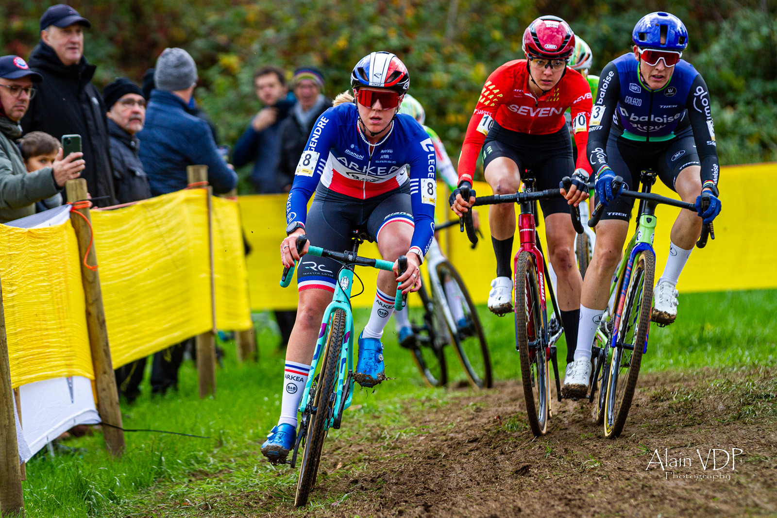 La championne de France Amandine Fouquenet (Arkéa-B&B Hôtels) et la Néerlandaise Lucinda Brand (Baloise Glowi Lions) devant la Néerlandaise Aniek van Alphen (777 Racing) lors du cyclo-cross d'Overijse, le 26 octobre 2025 - Photo : Alain Vandepontseele/Alain VDP Photography