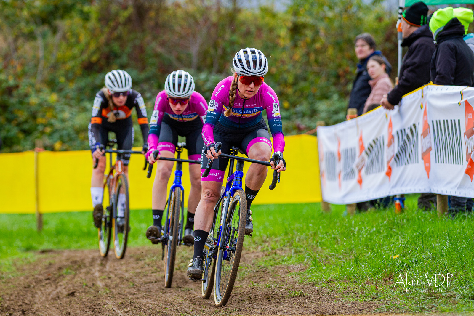La Néerlandaise Denise Betsema (De Ceuster-Bouwpunt) devant la Belge Jinse Peeters (De Ceuster-Bouwpunt) lors du cyclo-cross d'Overijse, le 26 octobre 2025 - Photo : Alain Vandepontseele/Alain VDP Photography