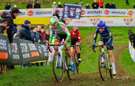 L'Italienne Sara Casasola (Crelan-Corendon) devant les Néerlandaises Lucinda Brand (Baloise Glowi Lions) et Aniek van Alphen (777 Racing) lors du cyclo-cross d'Overijse, le 26 octobre 2025 - Photo : Alain Vandepontseele/Alain VDP Photography
