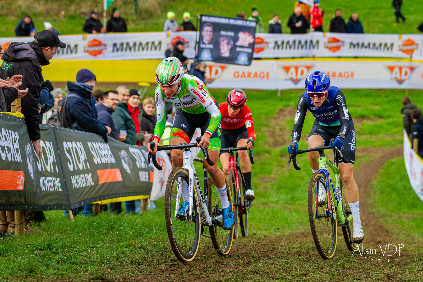 L'Italienne Sara Casasola (Crelan-Corendon) devant les Néerlandaises Lucinda Brand (Baloise Glowi Lions) et Aniek van Alphen (777 Racing) lors du cyclo-cross d'Overijse, le 26 octobre 2025 - Photo : Alain Vandepontseele/Alain VDP Photography