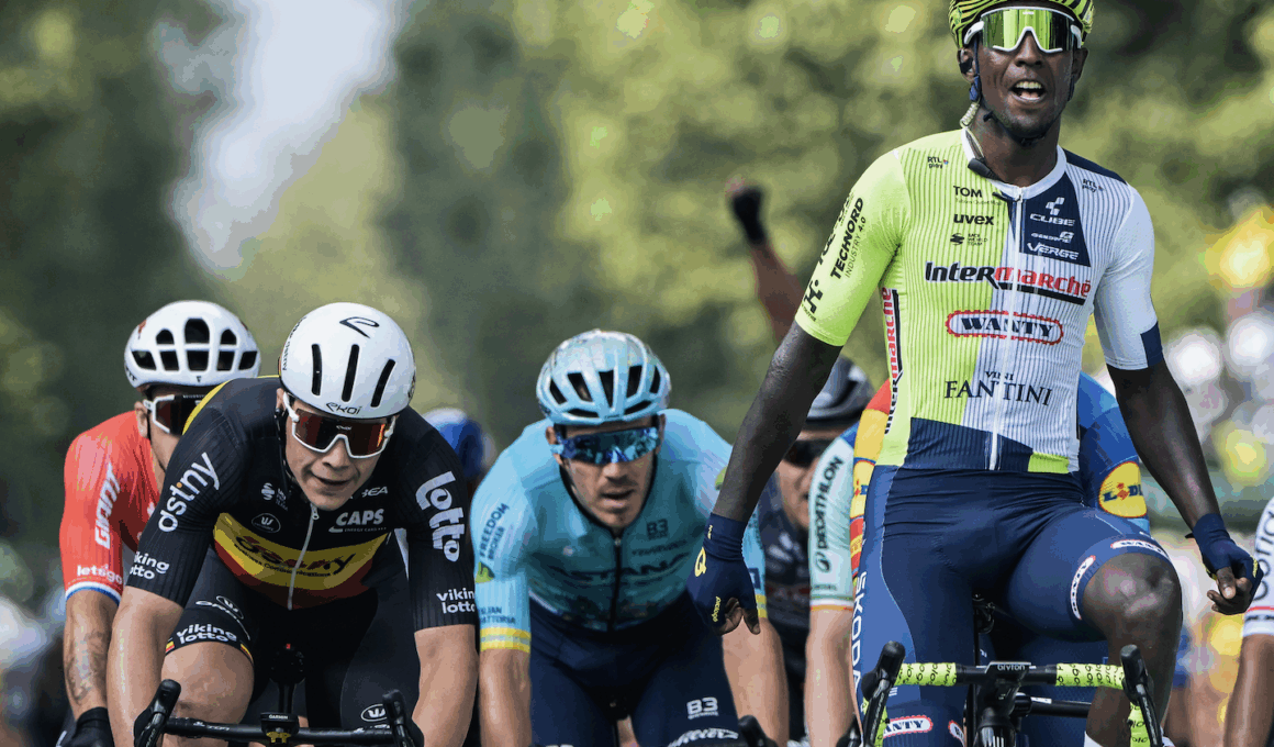 L'Érythéen Biniam Girmay (Intermarché-Wanty) gagne la 3e étape du Tour de France 2024, sur laquelle Arnaud De Lie (Lotto) termine 3e. - Photo : ASO/Charly Lopez