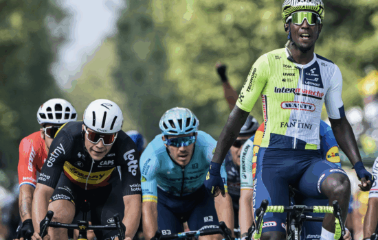 L'Érythéen Biniam Girmay (Intermarché-Wanty) gagne la 3e étape du Tour de France 2024, sur laquelle Arnaud De Lie (Lotto) termine 3e. - Photo : ASO/Charly Lopez