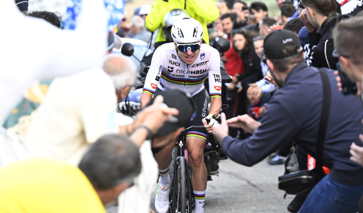 Le Slovène Tadej Pogacar lors de la course en ligne des championnats d'Europe de cyclisme sur route, en Drôme-Ardèche, le 5 octobre 2025. - Photo : UEC/Sprint Cycling Agency