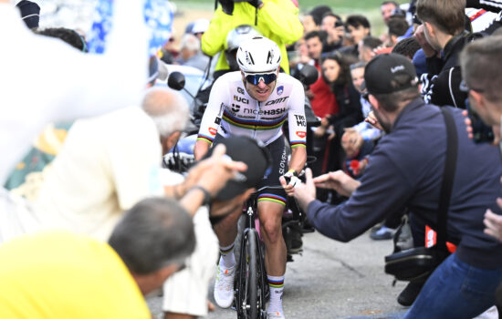 Le Slovène Tadej Pogacar lors de la course en ligne des championnats d'Europe de cyclisme sur route, en Drôme-Ardèche, le 5 octobre 2025. - Photo : UEC/Sprint Cycling Agency