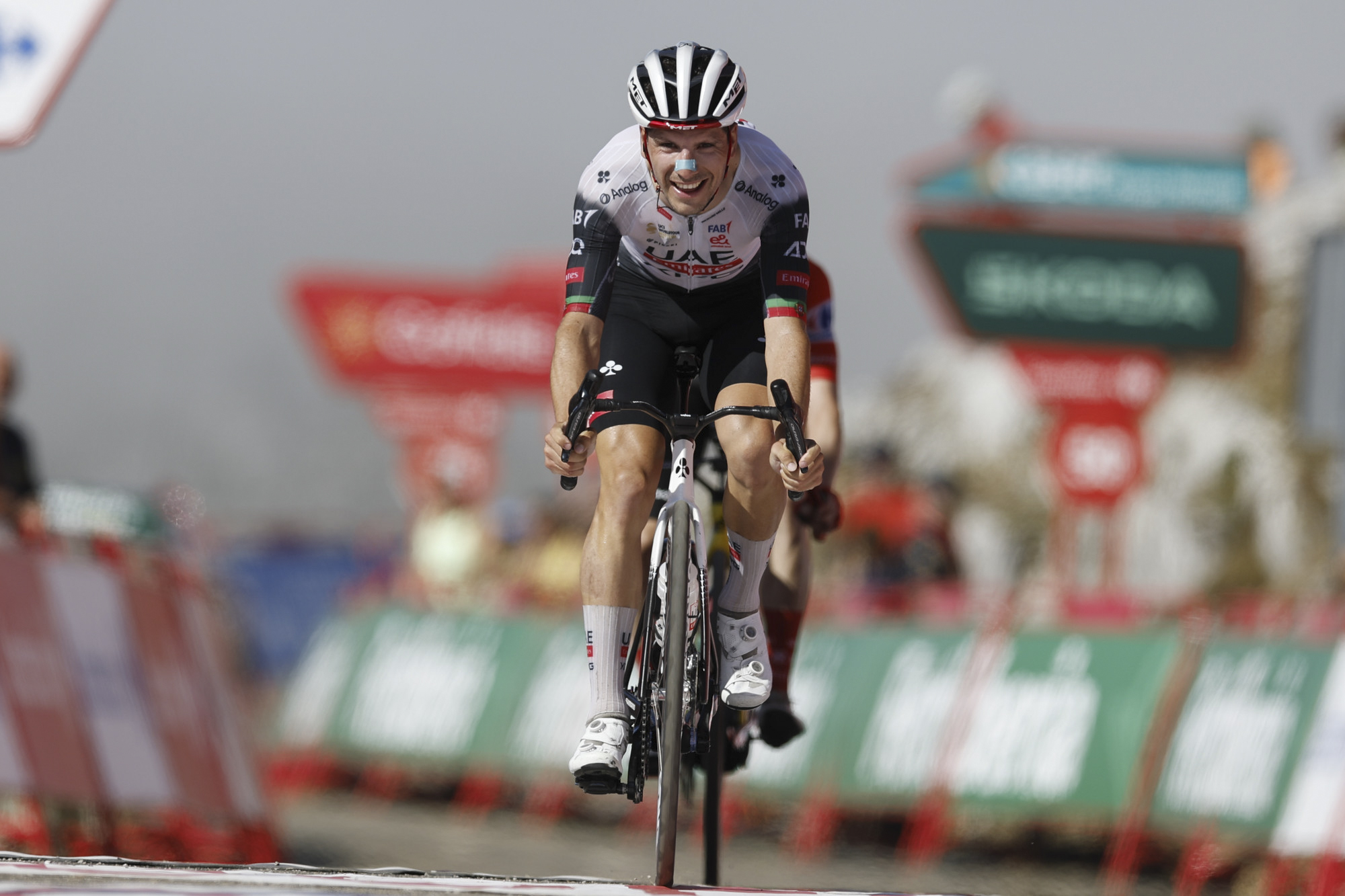 Le Portugais João Almeida (UAE Team Emirates XRG) lors de la 13e étape du Tour d'Espagne 2025 - Photo : ASO/Unipublic/Sprint Cycling Agency/Rafa Gomez