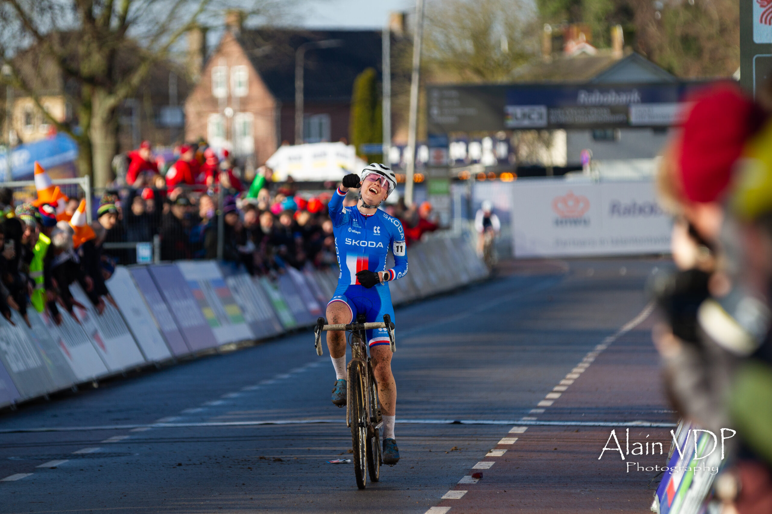 La Tchèque Barbora Bukovska lève les bras lors de la course des juniors femmes des championnats du monde de cyclo-cross à Hulst, le 31 janvier 2026 - Photo : Alain Vandepontseele/Alain VDP Photography