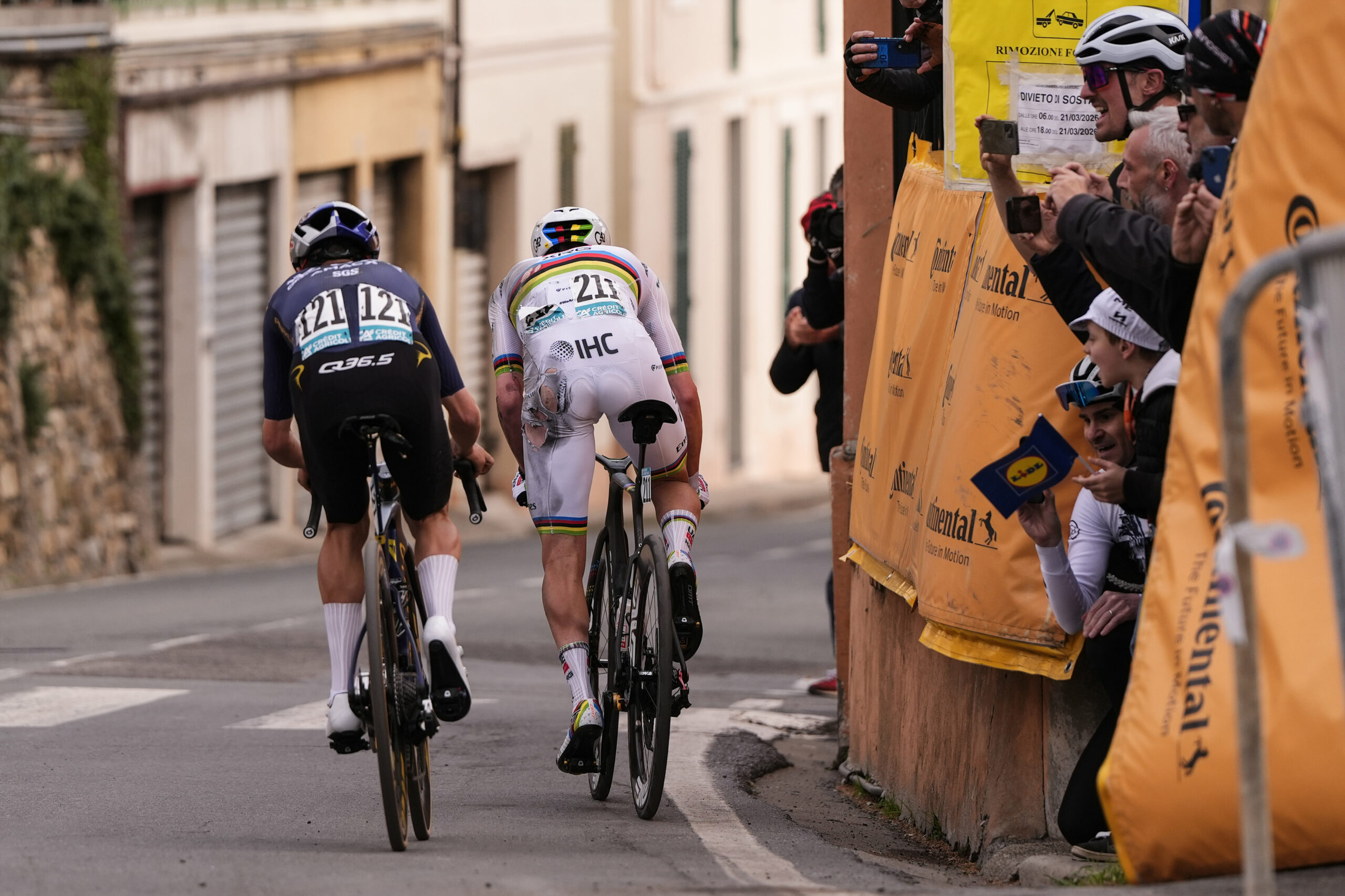 Le champion du monde Tadej Pogacar (UAE Team Emirates XRG) avec le Britannique Tom Pidcock (Q36.5 Pinarello) au sommet du Poggio, lors de Milan-Sanremo, le 21 mars 2026 - Photo : RCS Sport/Fabio Ferrari/LaPresse