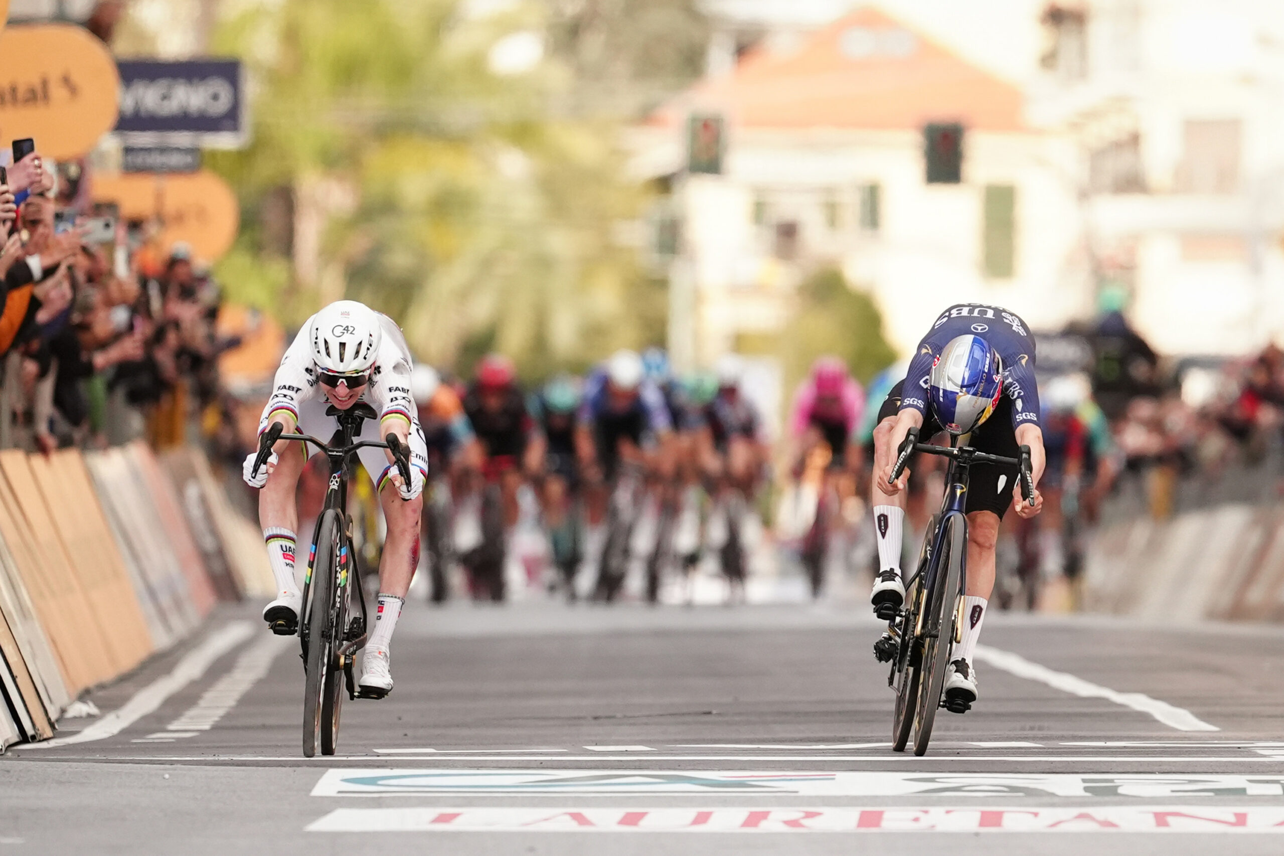 Le champion du monde Tadej Pogacar (UAE Team Emirates XRG) remporte au sprint Milan-Sanremo face à Tom Pidcock (Q36.5 Pinarello), le 21 mars 2026 - Photo : RCS Sport/Massimo Paolone/LaPresse