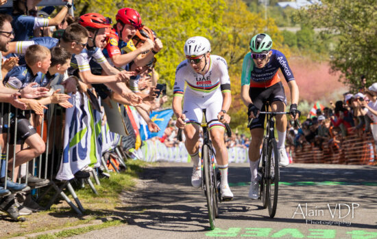 Le champion du monde Tadej Pogačar (UAE Team Emirates-XRG) et le Français Paul Seixas (Decathlon-CMA CGM) au sommet de la côte de la Redoute, lors de Liège-Bastogne-Liège, le 26 avril 2026 - Photo : Alain Vandepontseele/Alain VDP Photography