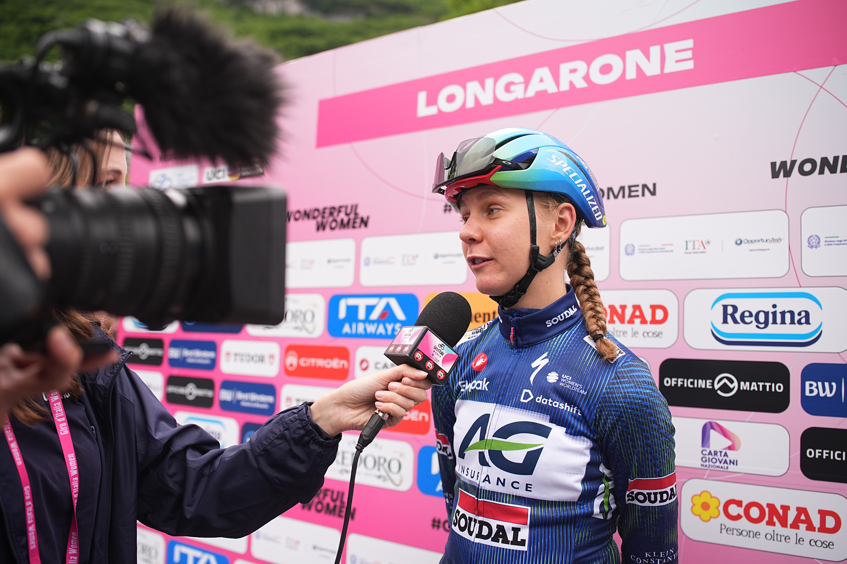 La Belge Lore De Schepper (AG Insurance-Soudal) à l'interview avant la 5e étape du Tour d'Italie féminin, le 4 juin 2026. - Photo : RCS Sport/La Presse/Marco Alpozzi