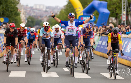Le Belge Jordi Meeus (Red Bull-Bora-Hansgrohe) gagne au sprint la Brussels Cycling Classic, le 7 juin 2026 à Bruxelles. - Photo : Alain Vandepontseele/Alain VDP Photography
