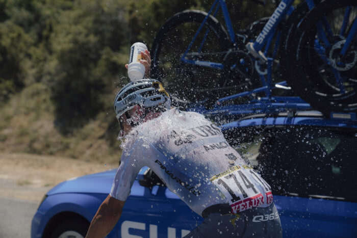 Le Belge Quinten Hermans (Pinarello-Q36.5) s'arrose sur la 4e étape du Tour de France, le 7 juillet 2026. - Photo : ASO/Thomas Maheux