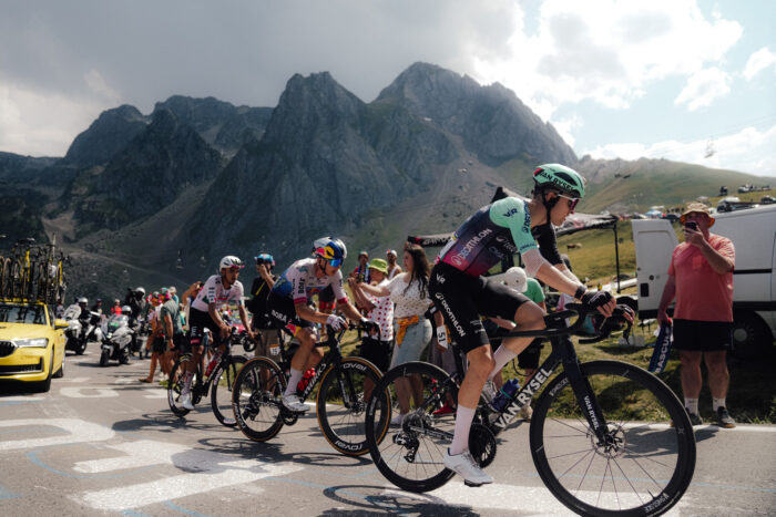 Le Français Paul Seixas (Decathlon CMA CGM) en tête d'un groupe de poursuivants sur le col du Tourmalet, lors de la 6e étape du Tour de France, le 9 juillet 2026. - Photo : ASO/Thomas Maheux