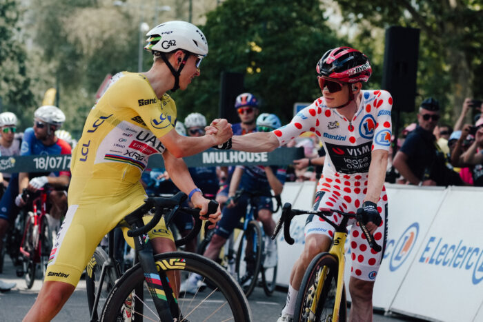 Le Slovène Tadej Pogacar (UAE Team Emirates XRG) et le Danois Jonas Vingegaard (Team Visma-Lease a Bike) se saluent au départ de la 14e étape du Tour de France, le 18 juillet 2026. - Photo : ASO/Thomas Maheux