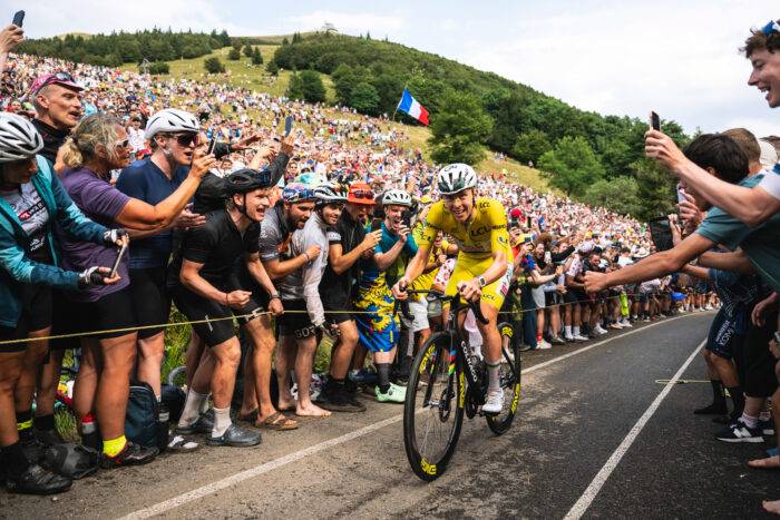 Le Slovène Tadej Pogacar (UAE Team Emirates XRG) en tête dans le col du Haag, lors de la 14e étape du Tour de France, le 18 juillet 2026. - Photo : ASO/Charly Lopez
