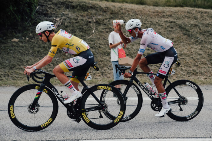 Le Slovène Tadej Pogacar (UAE Team Emirates XRG) et son équipier Isaac del Toro dans le col de Sarenne, sur la 20e étape du Tour de France, le 25 juillet 2026. - Photo : ASO/Thomas Maheux